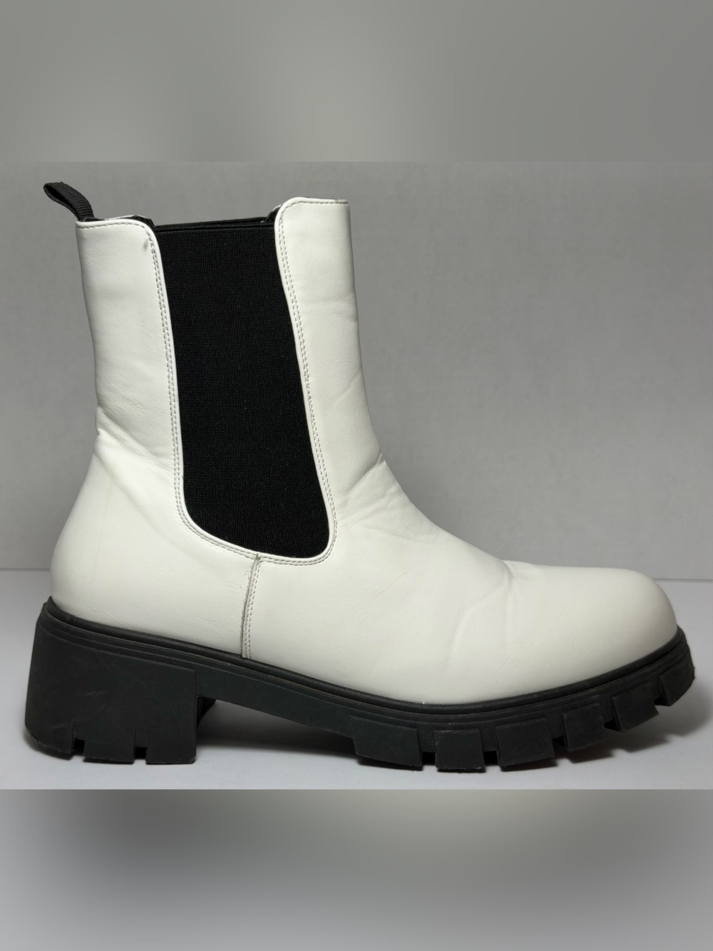 Olivia Miller White Faux Leather Arianna Lug Sole Ankle Boots Size 8.5